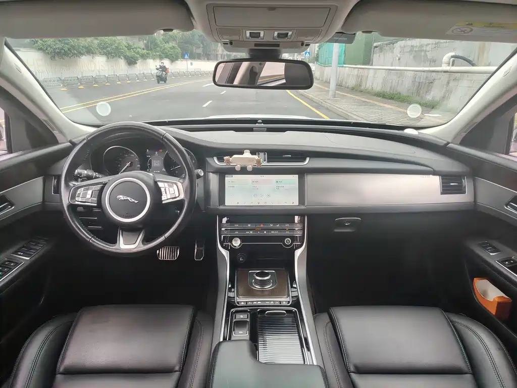 Jaguar XFL — миниатюра 10