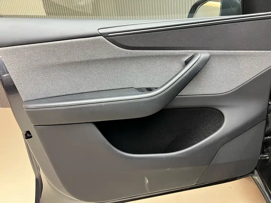 Tesla Model Y — миниатюра 12