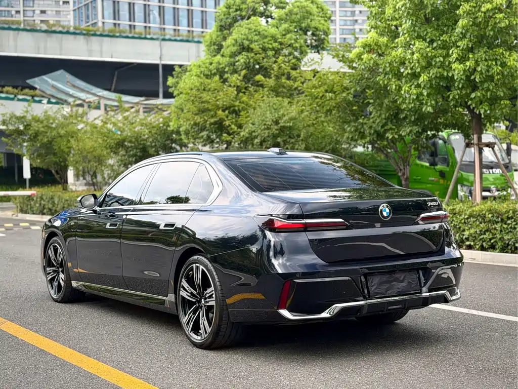 BMW 7 Series — миниатюра 6