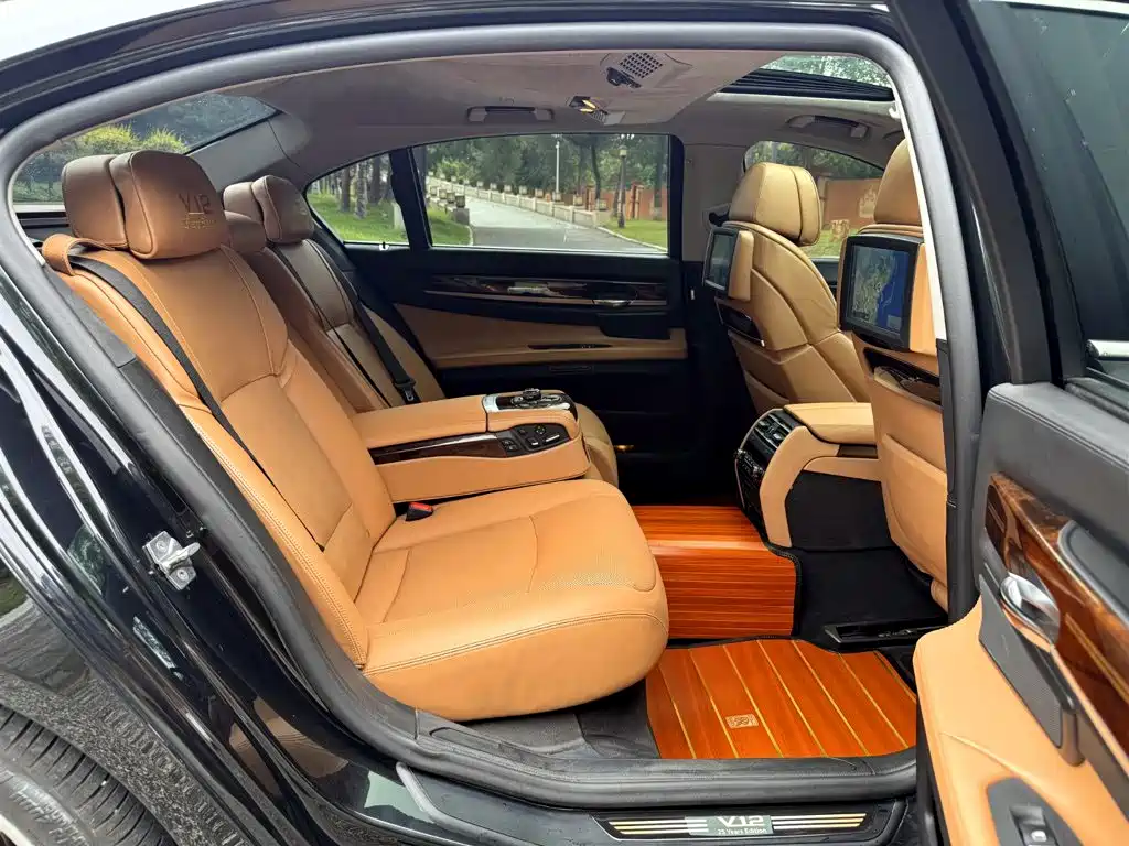 BMW 7 Series — миниатюра 17