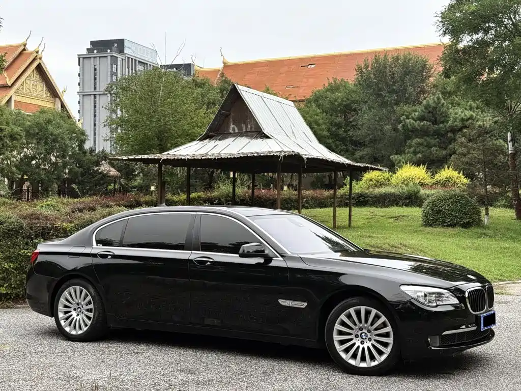 BMW 7 Series — миниатюра 4