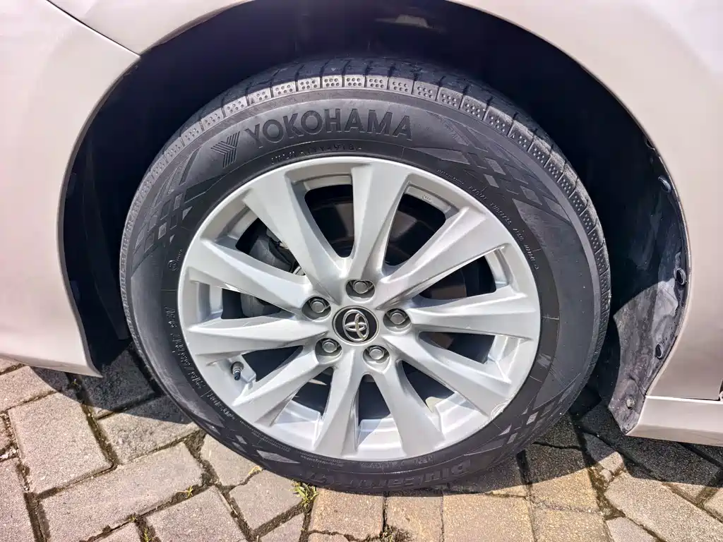 Toyota Camry — миниатюра 16