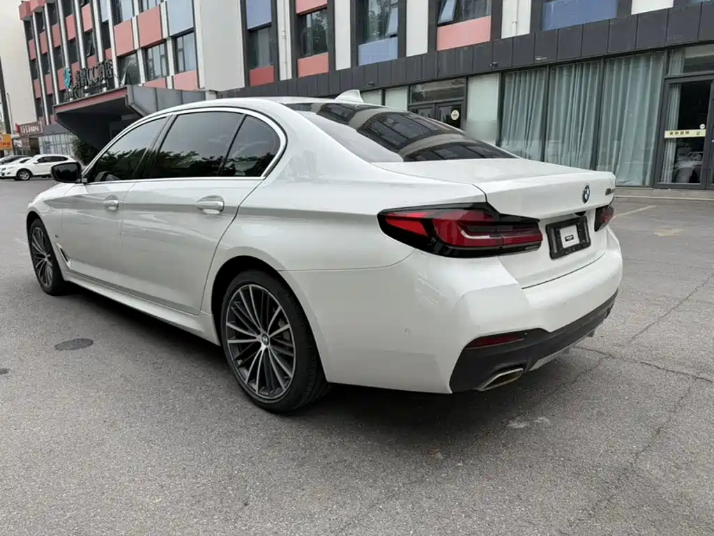 BMW 5 Series — миниатюра 6