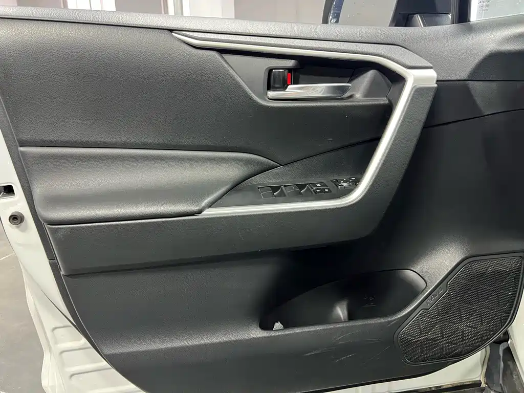 Toyota RAV4 — миниатюра 10