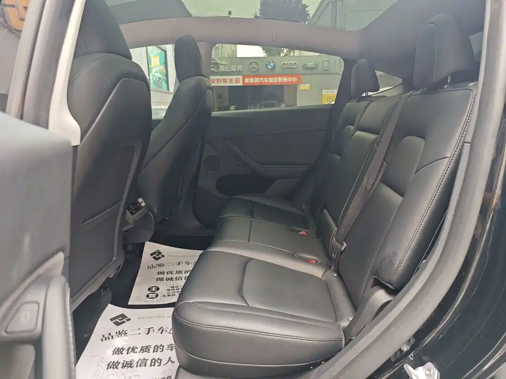 Tesla Model Y — миниатюра 11