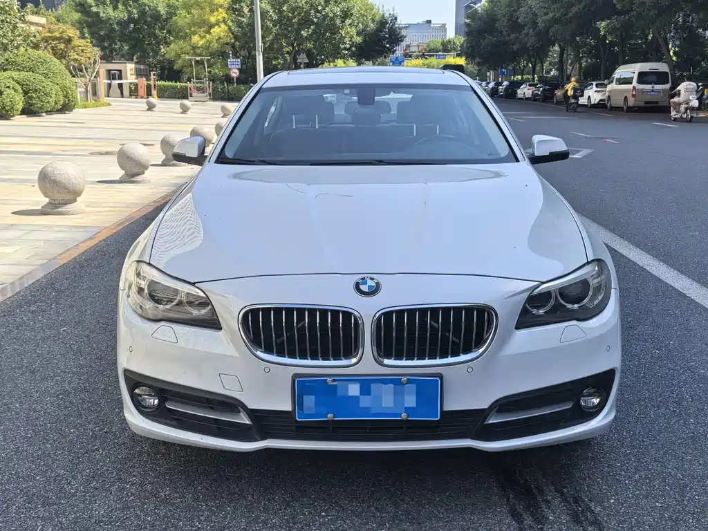 BMW 5 Series — миниатюра 8