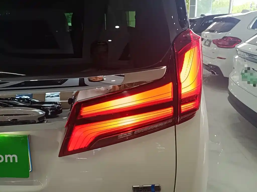 Toyota Alphard — миниатюра 8