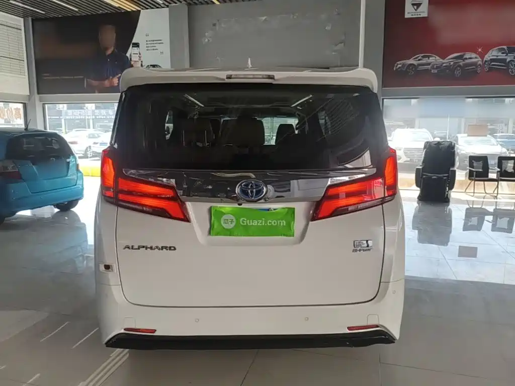 Toyota Alphard — миниатюра 6