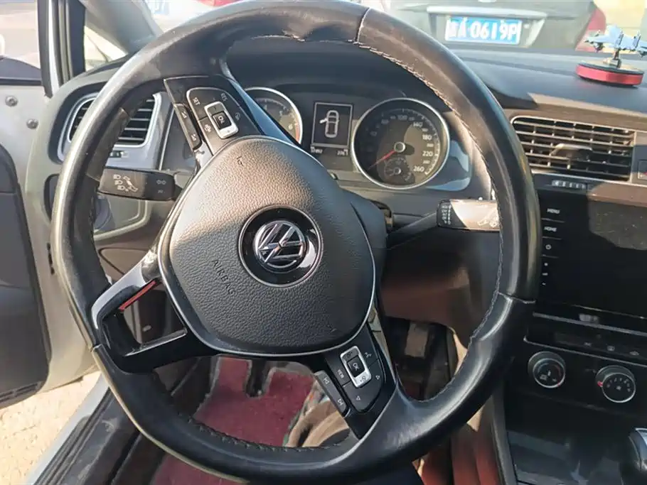VOLKSWAGEN GOLF