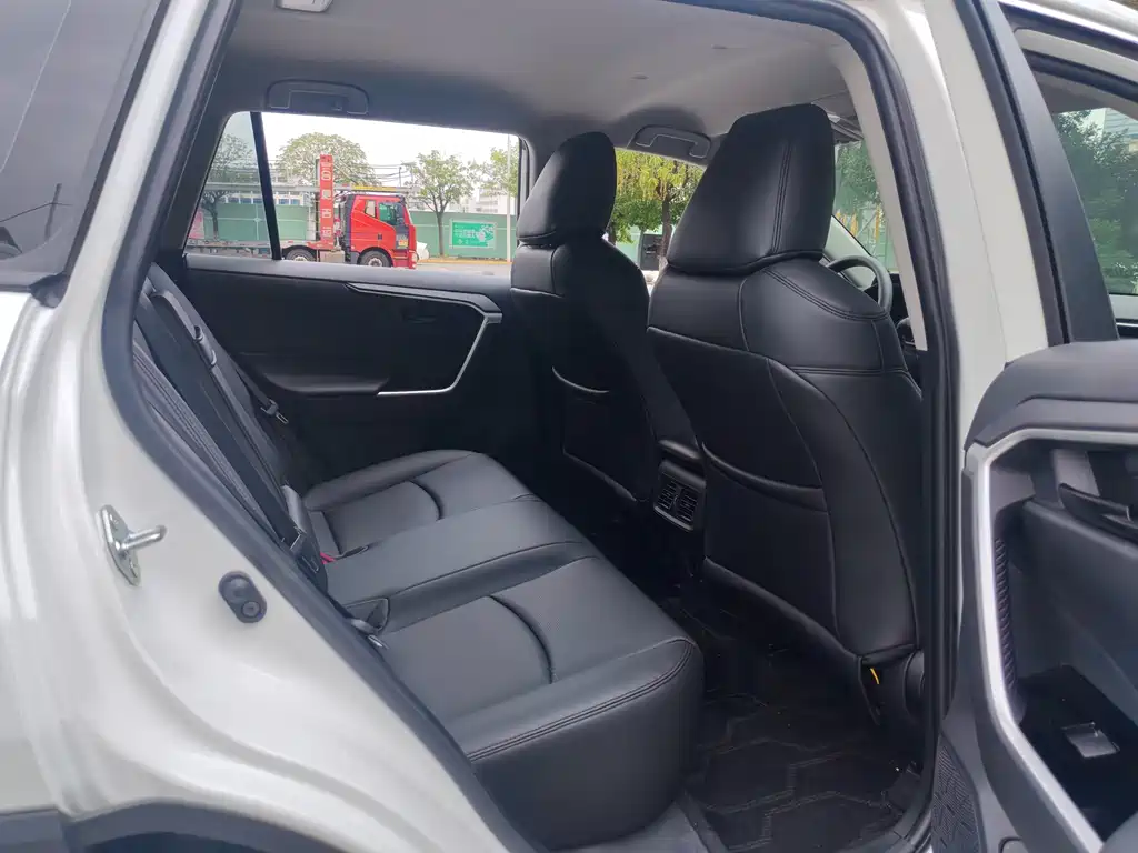 Toyota RAV4 — миниатюра 18