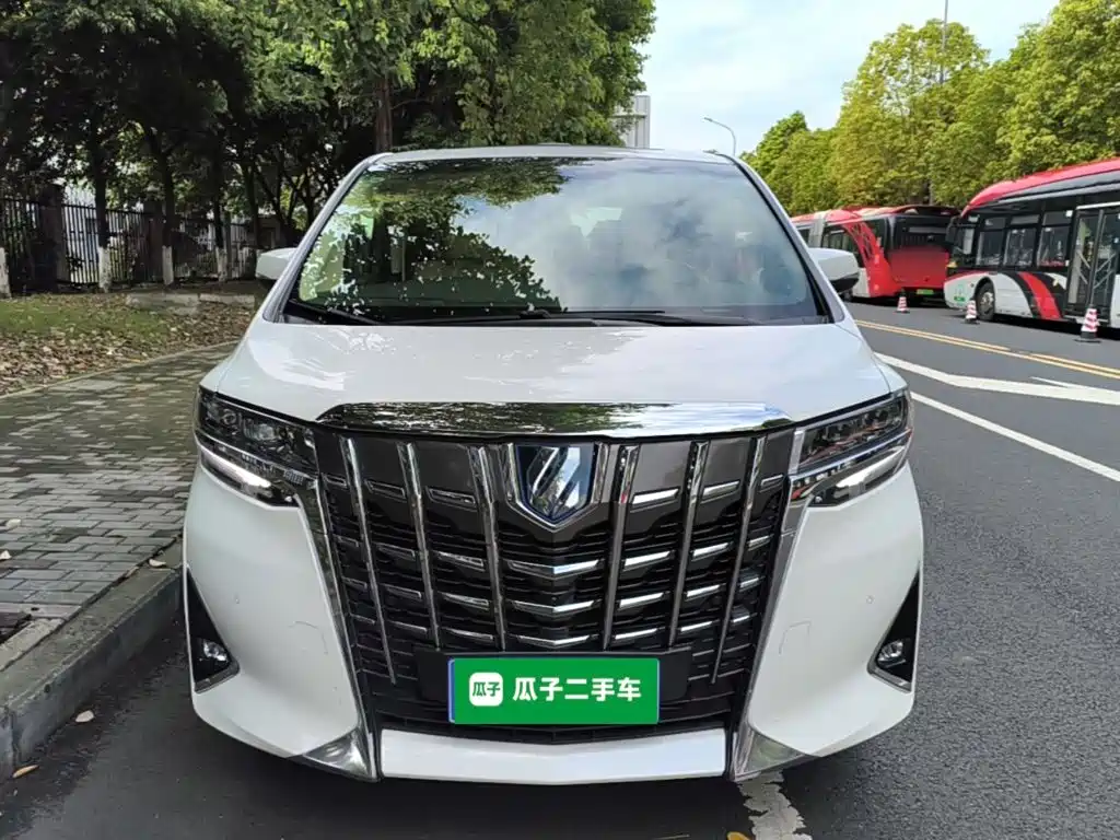 Toyota Alphard — миниатюра 3