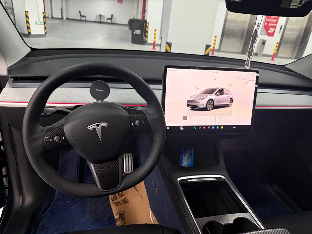 Tesla Model Y — миниатюра 6