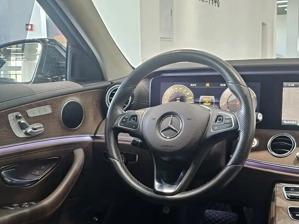 Mercedes-Benz E-Class — миниатюра 6