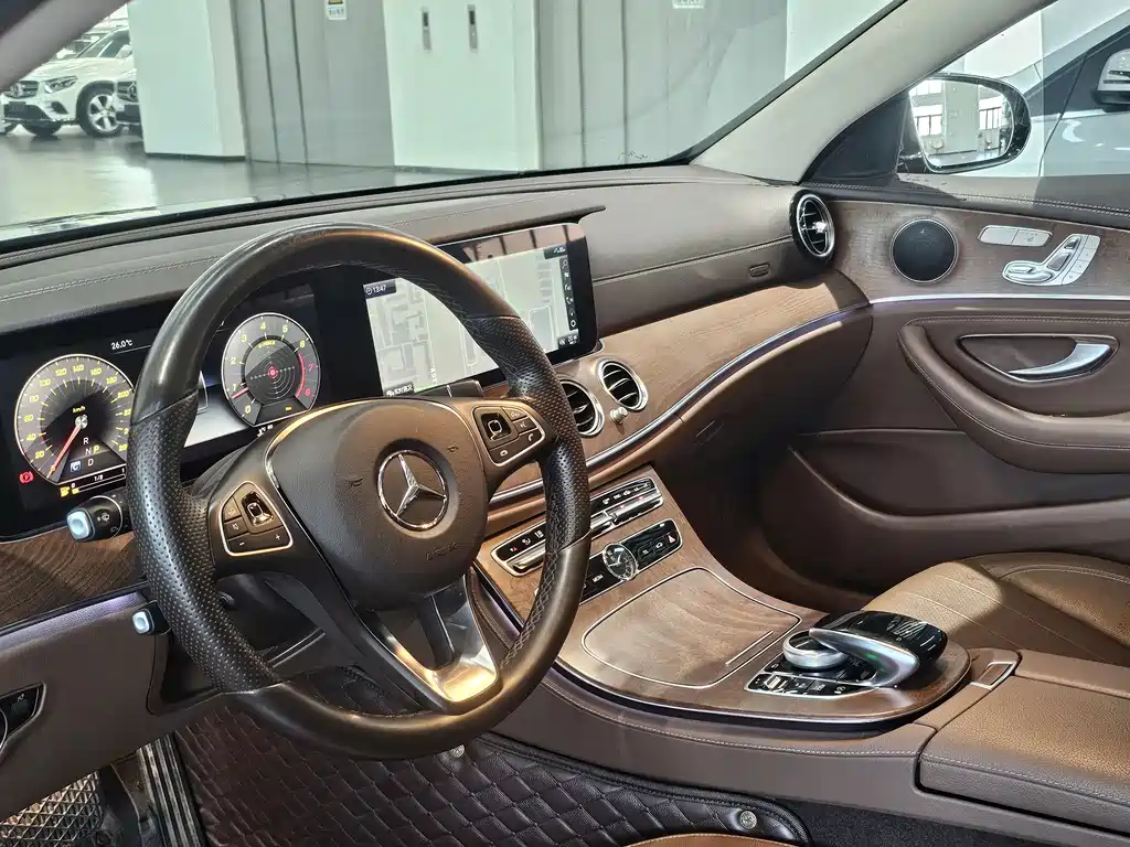Mercedes-Benz E-Class — миниатюра 7