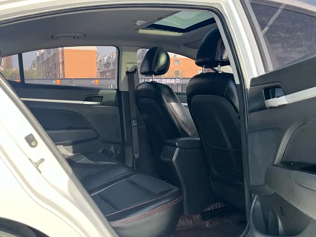 Hyundai Elantra — миниатюра 14