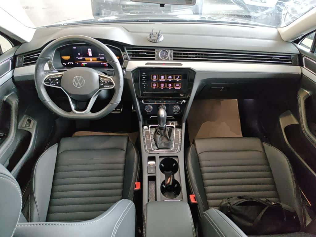 Volkswagen Magotan 1.4 л 2025 г. Чёрный, пробег 24300 км