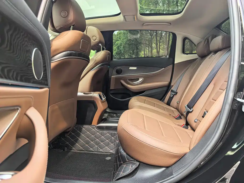 Mercedes-Benz E-Class — миниатюра 12