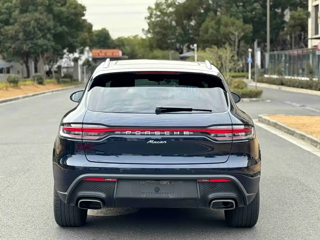 PORSCHE MACAN