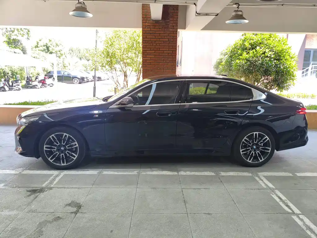 BMW 5 Series — миниатюра 2