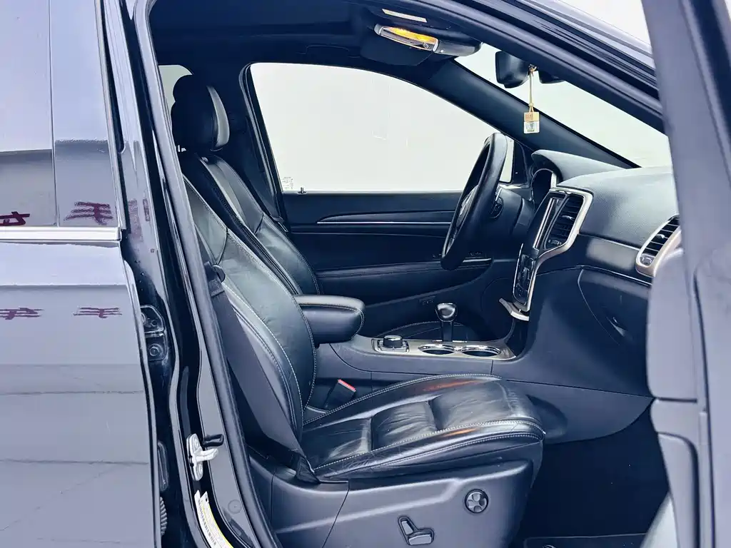 Jeep Grand Cherokee (Import) — миниатюра 15