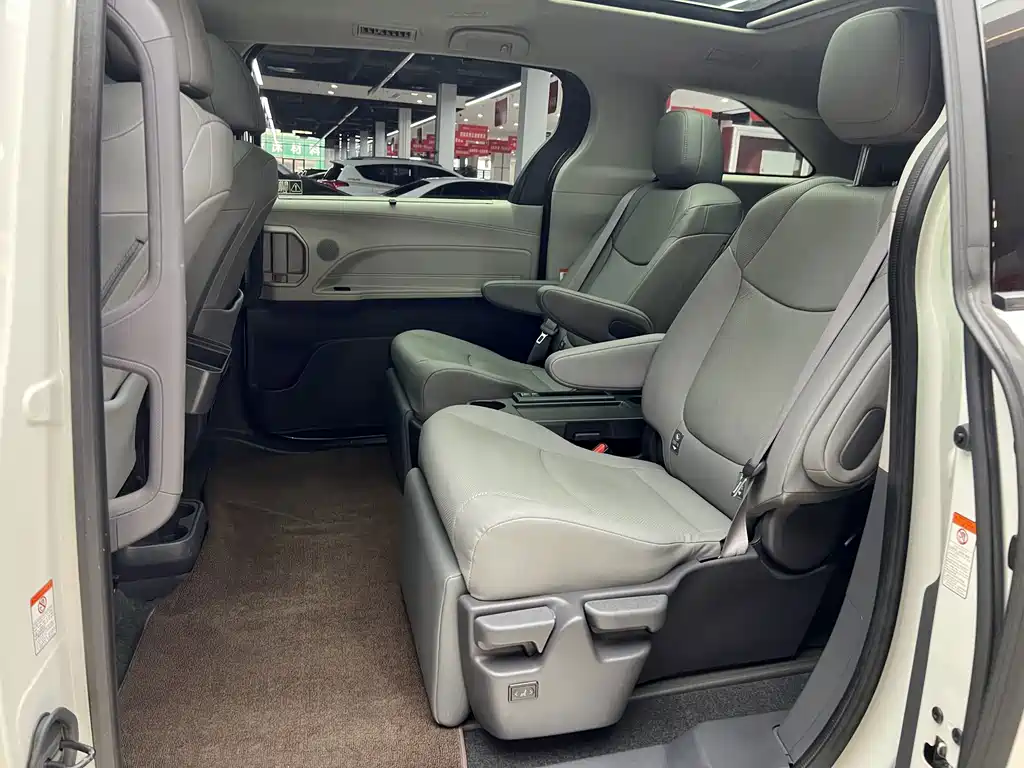 Toyota Granvia — миниатюра 11