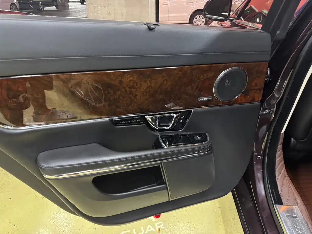 Jaguar XJ — миниатюра 6
