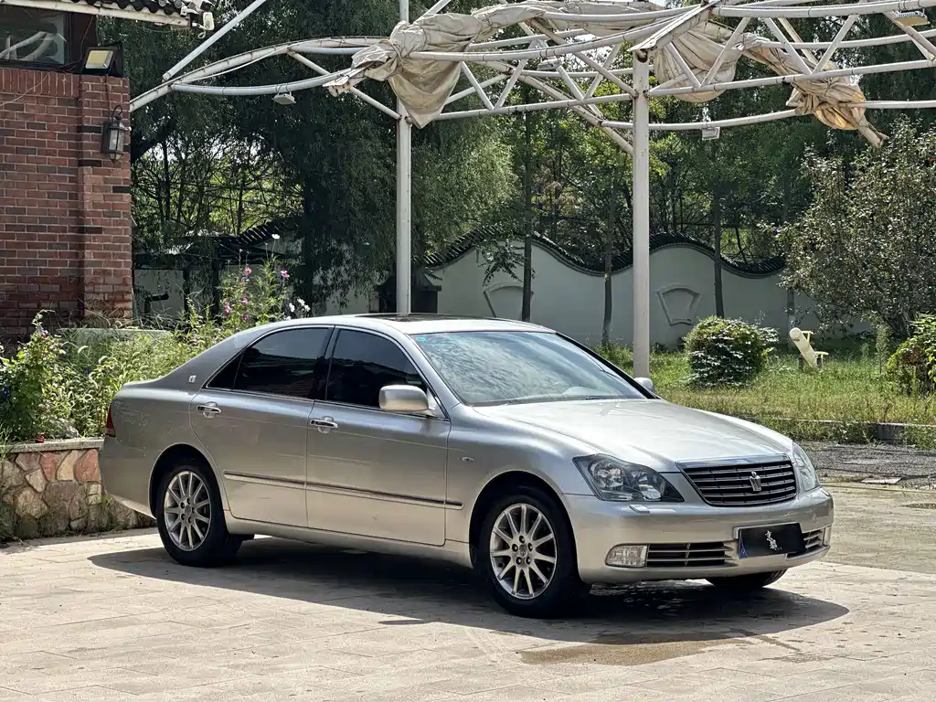 Toyota Crown — миниатюра 3