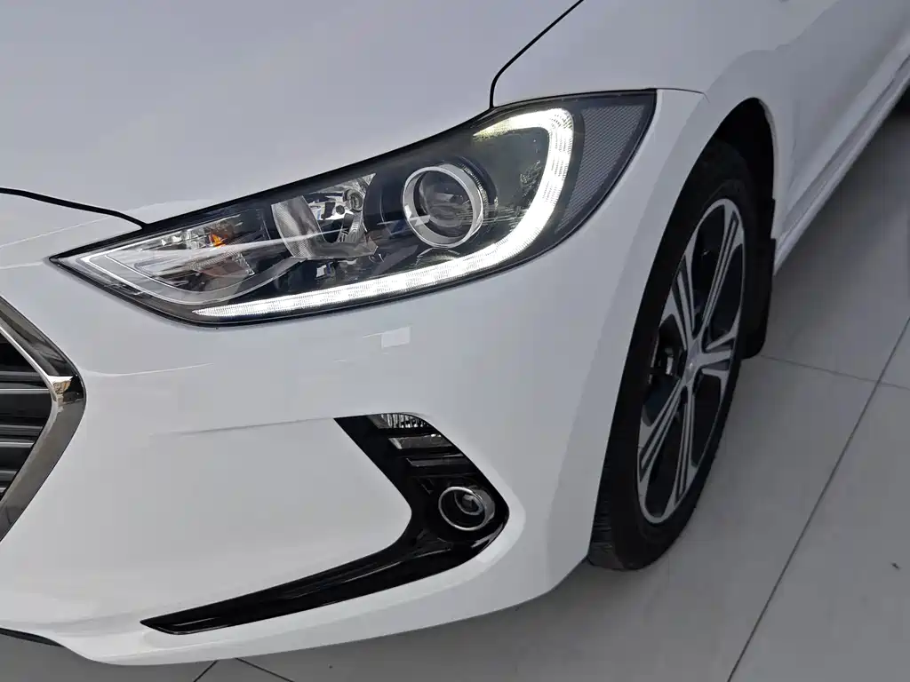 Hyundai Elantra — миниатюра 12
