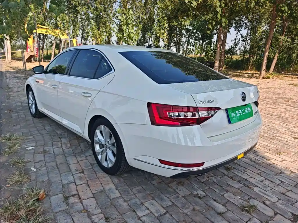 Skoda Superb — миниатюра 5