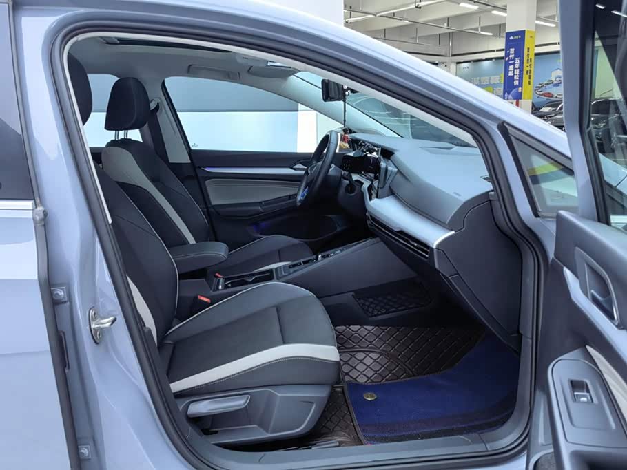 Volkswagen Golf 1.4 л 2023 г. Серебристо-серый, пробег 40800 км