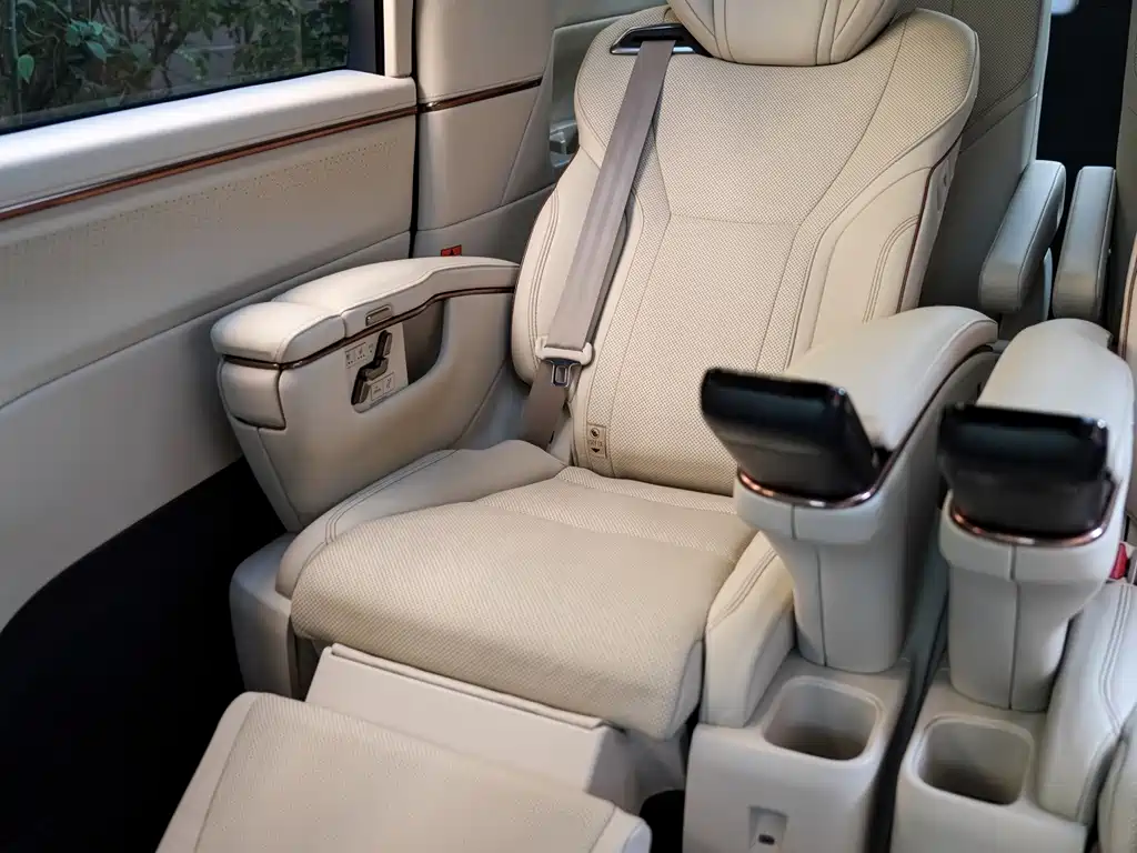 Lexus LM — миниатюра 20