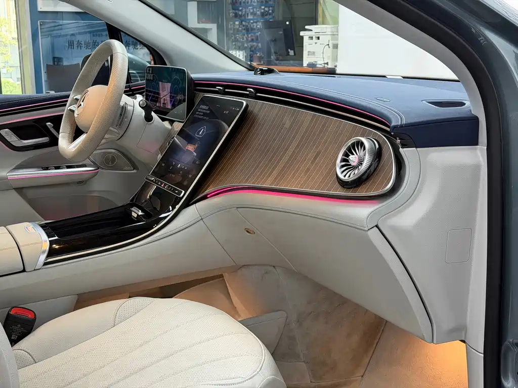 Mercedes-Benz EQE SUV — миниатюра 12