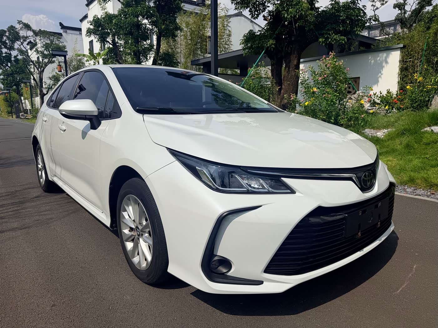 Toyota Corolla 1.2 л 2022 г. Белый, пробег 30000 км