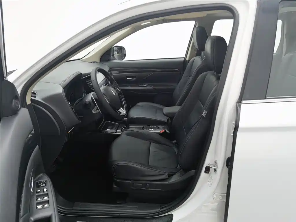 Mitsubishi Outlander 2018 2.4L Elite 5 мест