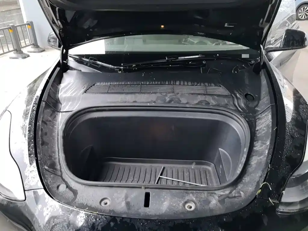Tesla Model Y — миниатюра 21