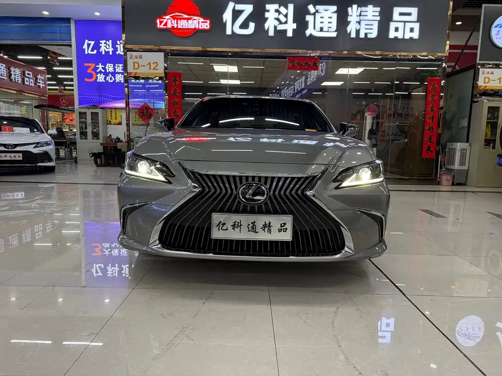 Lexus ES 2019