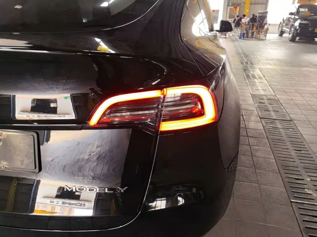 Tesla Model Y — миниатюра 8