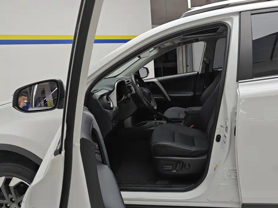 Toyota RAV4 — миниатюра 9