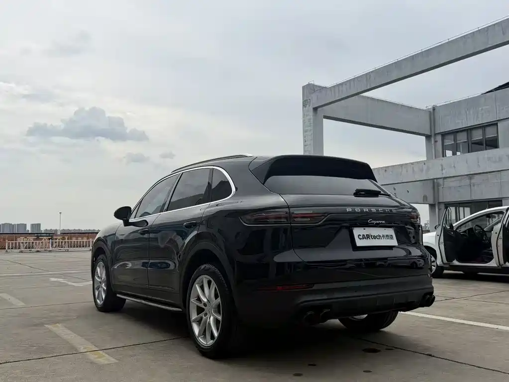 Porsche Cayenne — миниатюра 7
