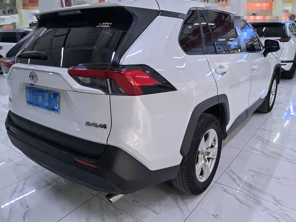 Toyota RAV4 — миниатюра 5
