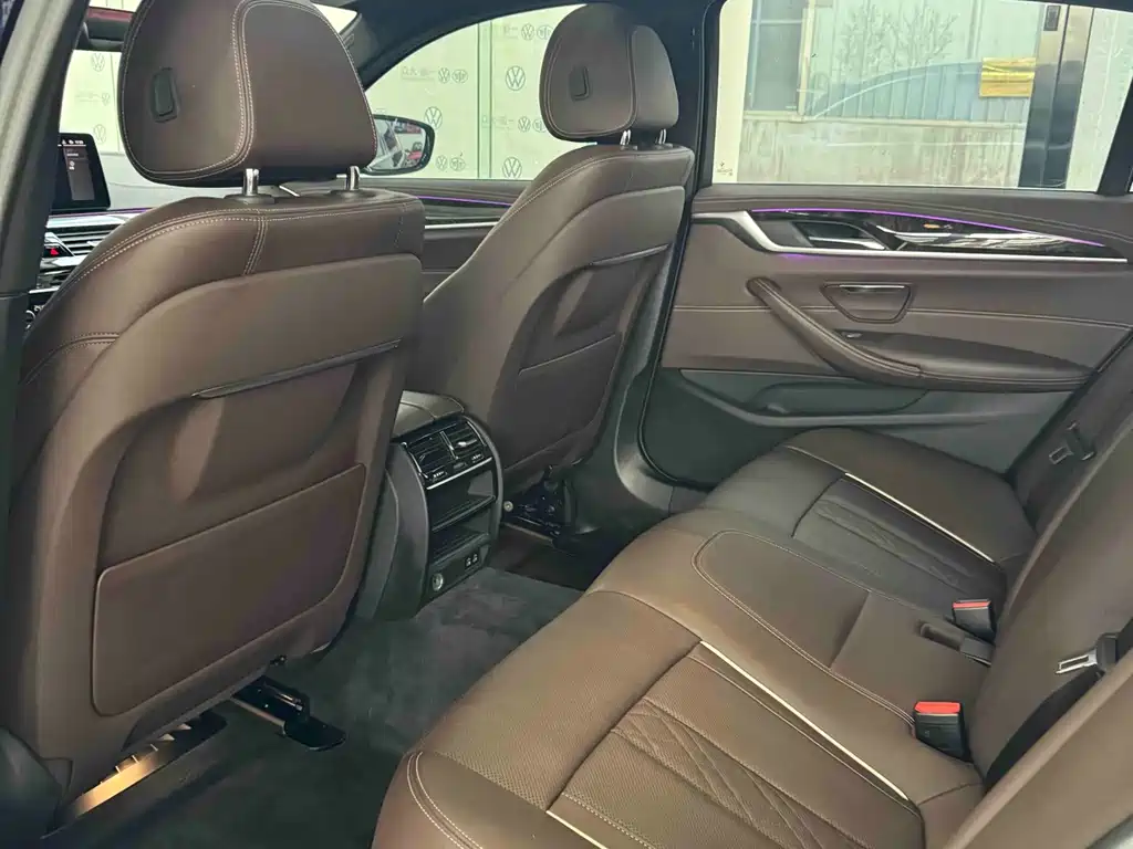 BMW 5 Series — миниатюра 7
