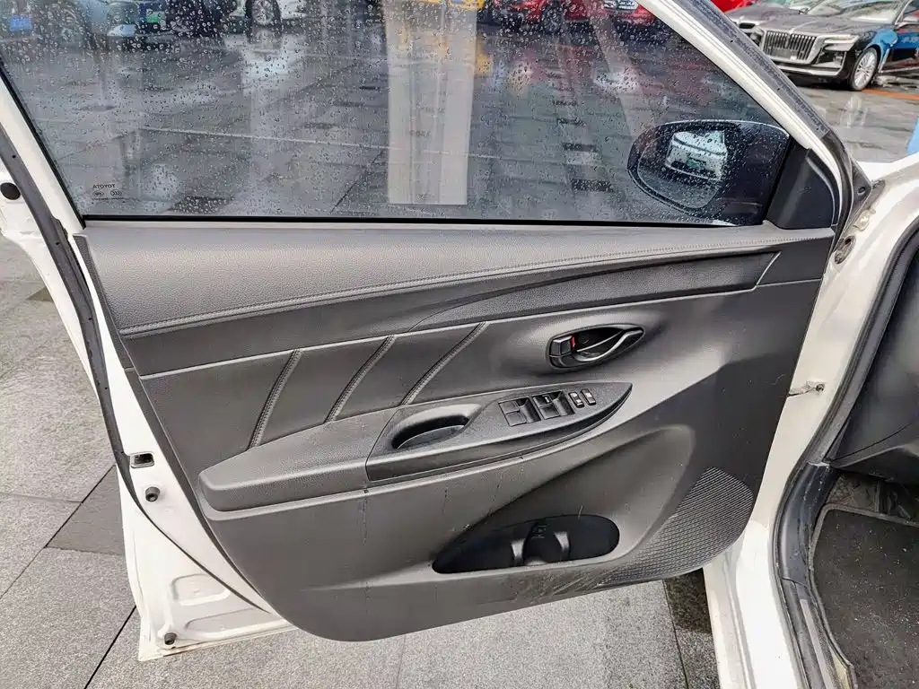 Toyota Yaris L — миниатюра 6