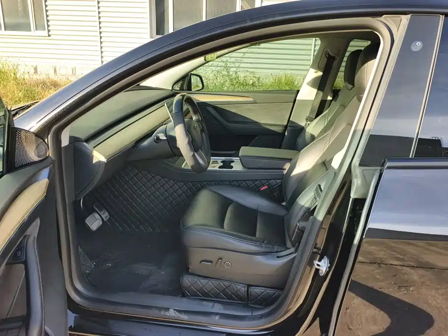 Tesla Model Y — миниатюра 9