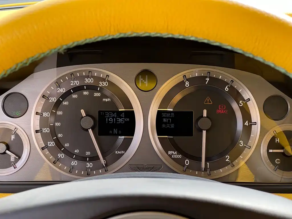 ASTON MARTIN V8 VANTAGE