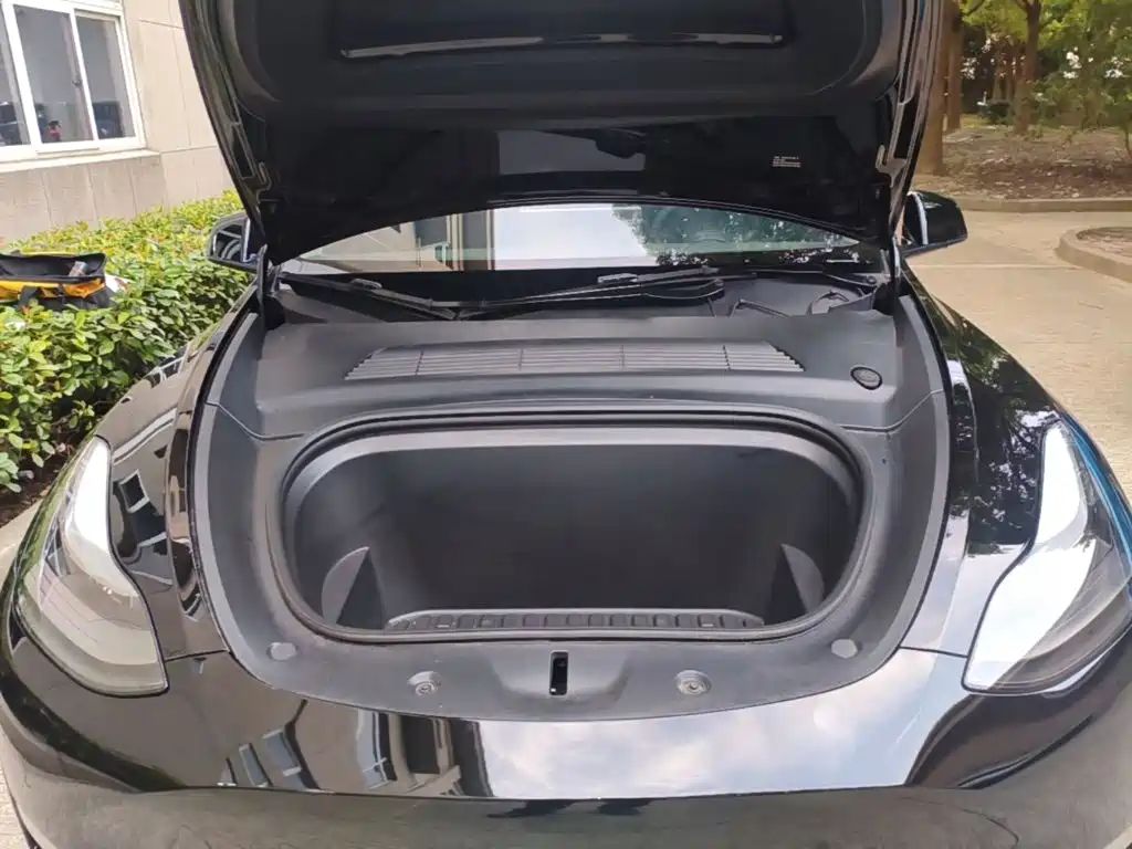 Tesla Model Y — миниатюра 20