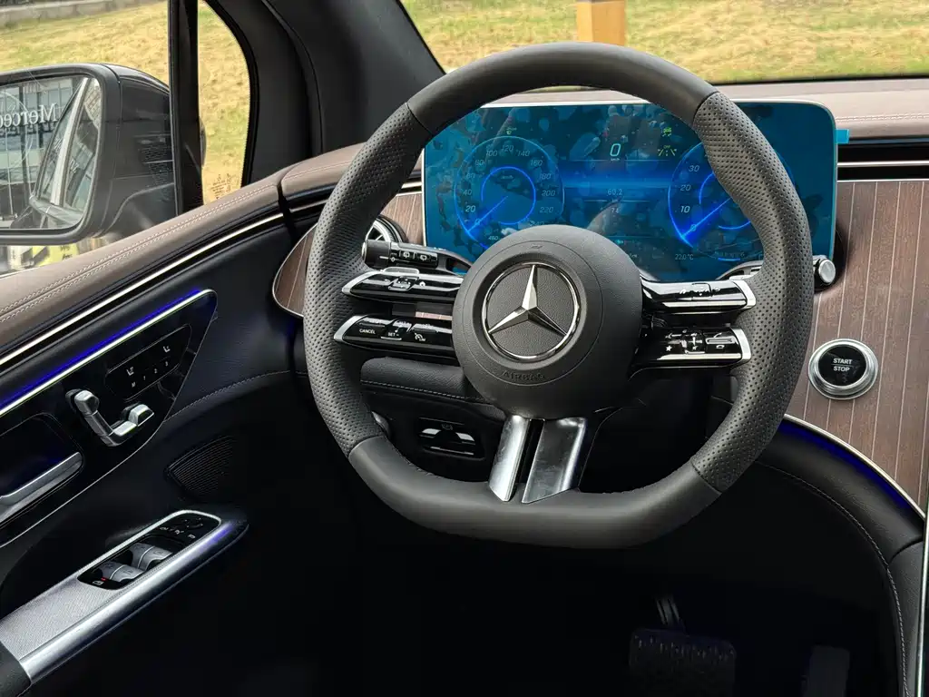 Mercedes-Benz EQE SUV — миниатюра 16