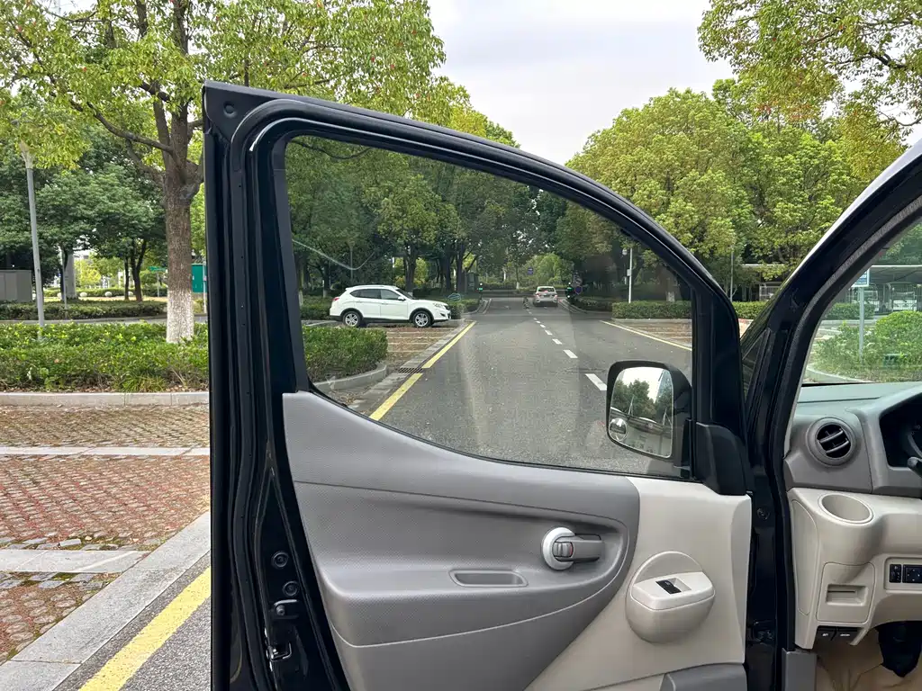 Nissan NV200 — миниатюра 8