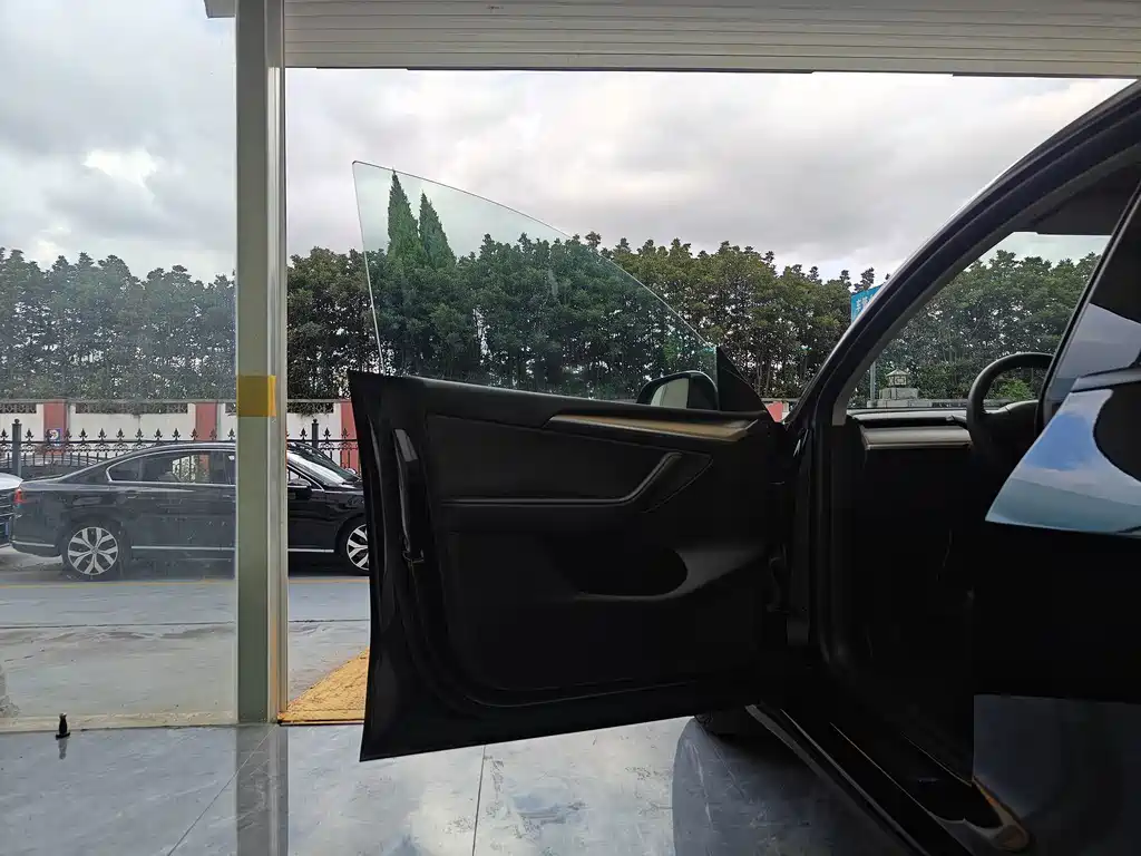 Tesla Model Y — миниатюра 8