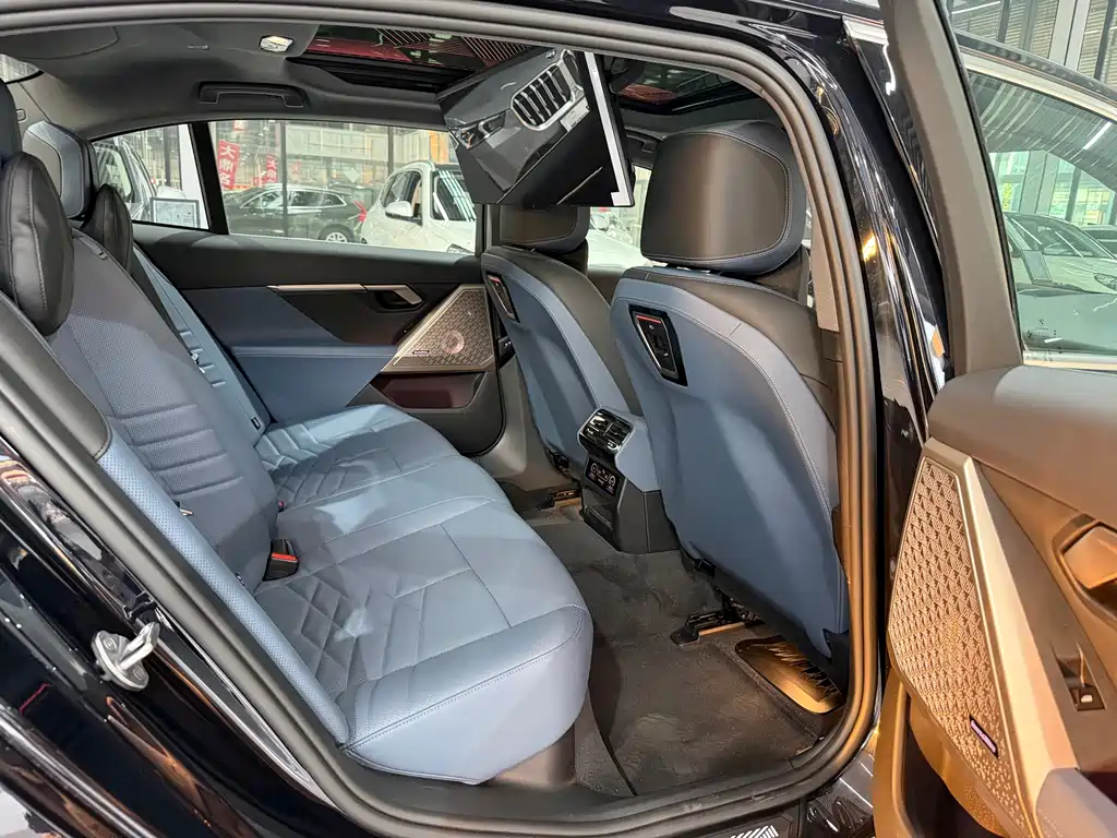 BMW 5 Series — миниатюра 9