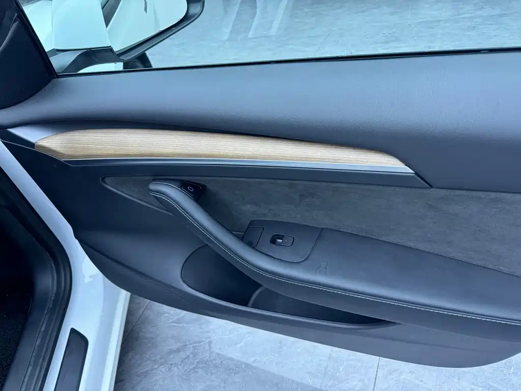 Tesla Model 3 — миниатюра 7